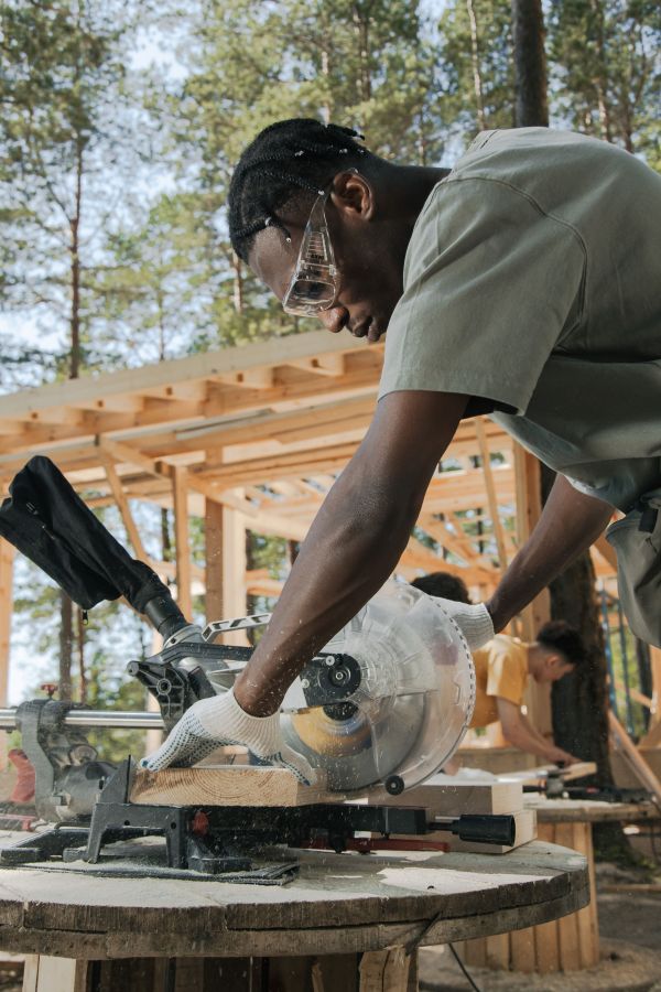 Charpentier à Annecy : votre allié pour bois et toiture